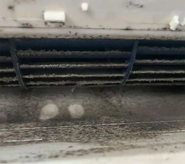 秀洲空调吹的风有股烧焦味是怎么回事